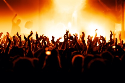 Jubelnde Menge auf Konzert